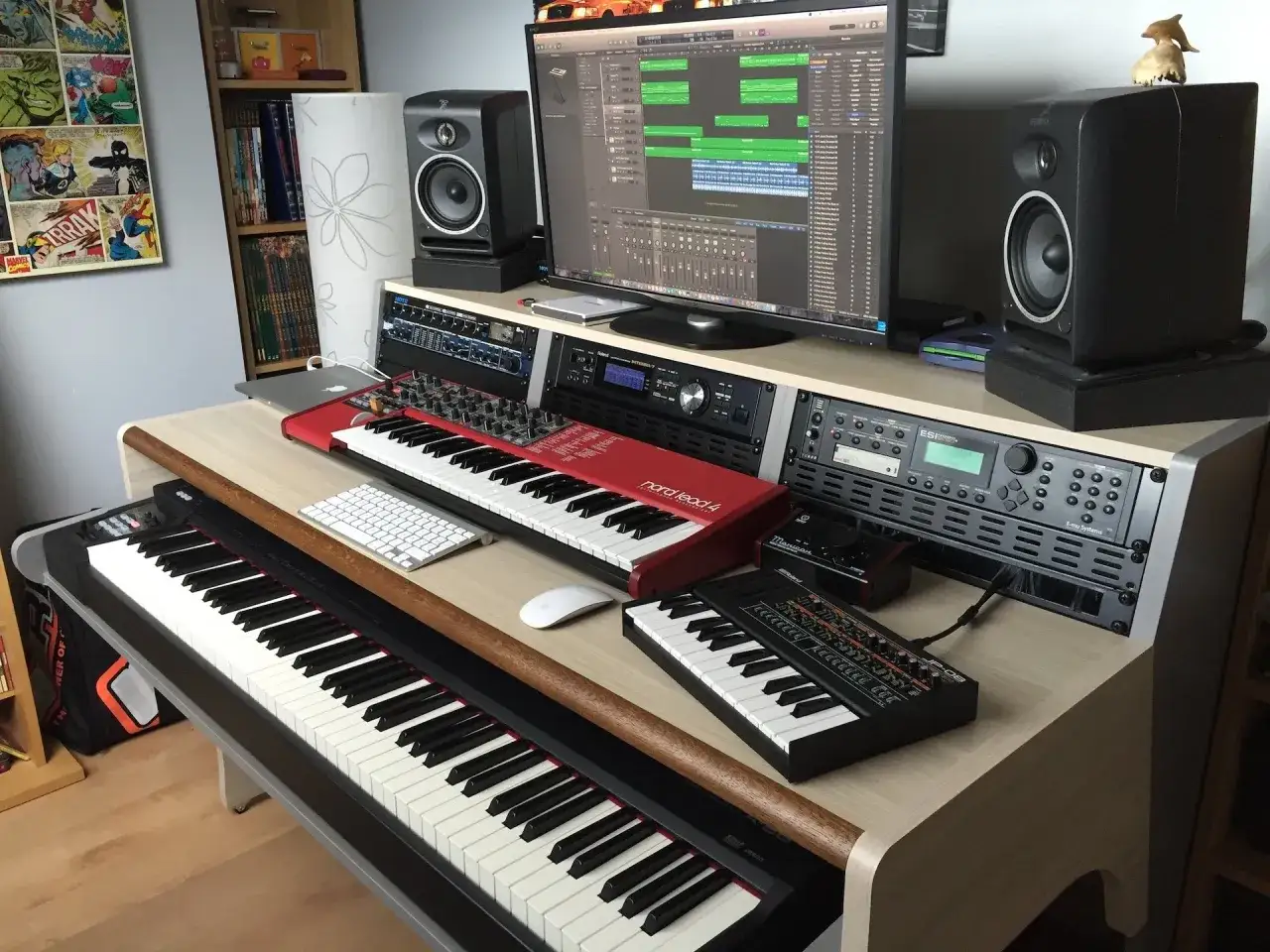 Bureau de **formation beatmaker** avec claviers, enceintes, &eacute;cran affichant une DAW et divers &eacute;quipements audio.