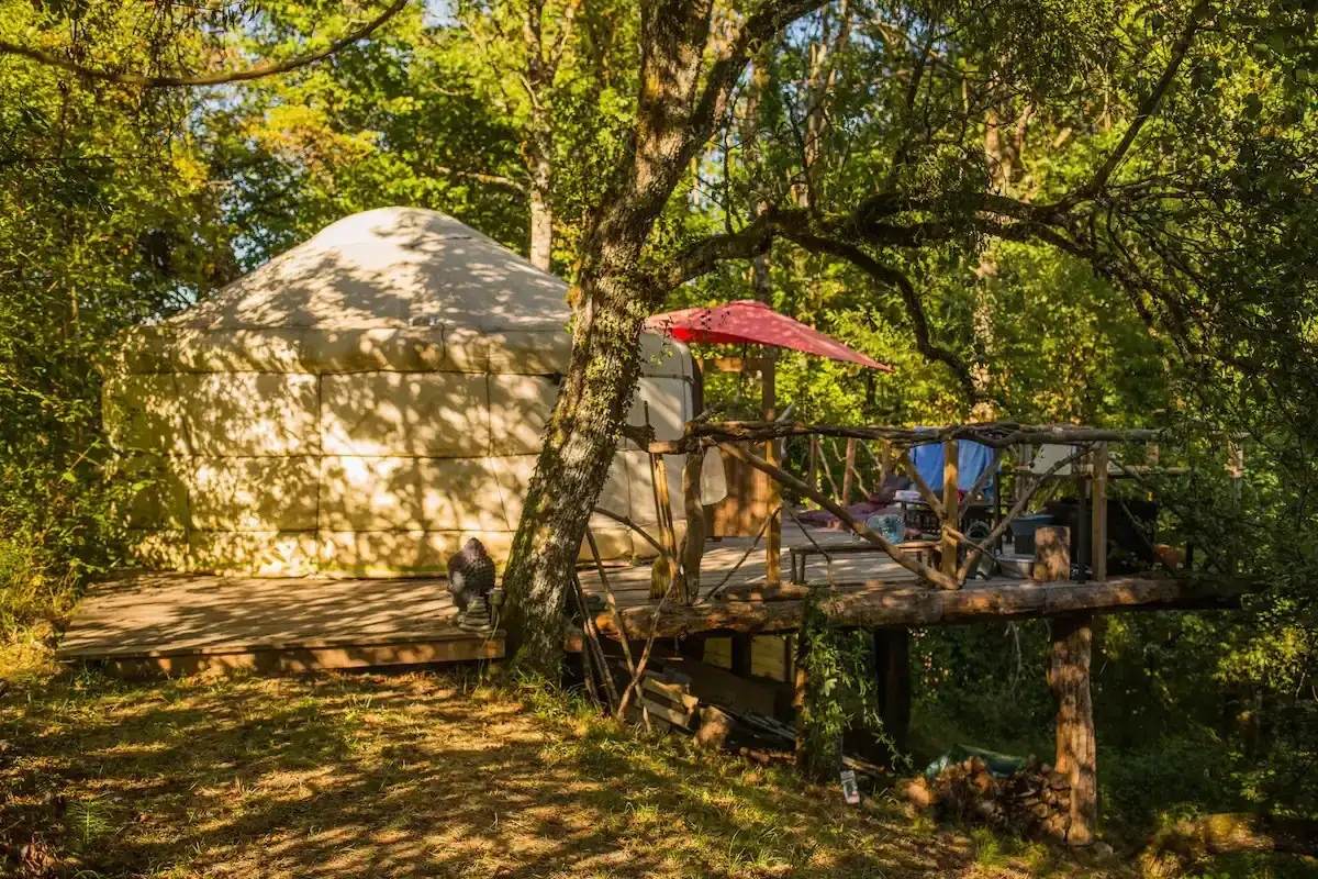 Une yourte confortable dans un cadre verdoyant, une invitation à la détente. Ce lieu de séjour unique, une **location yourte Jura**, promet une escapade nature.
