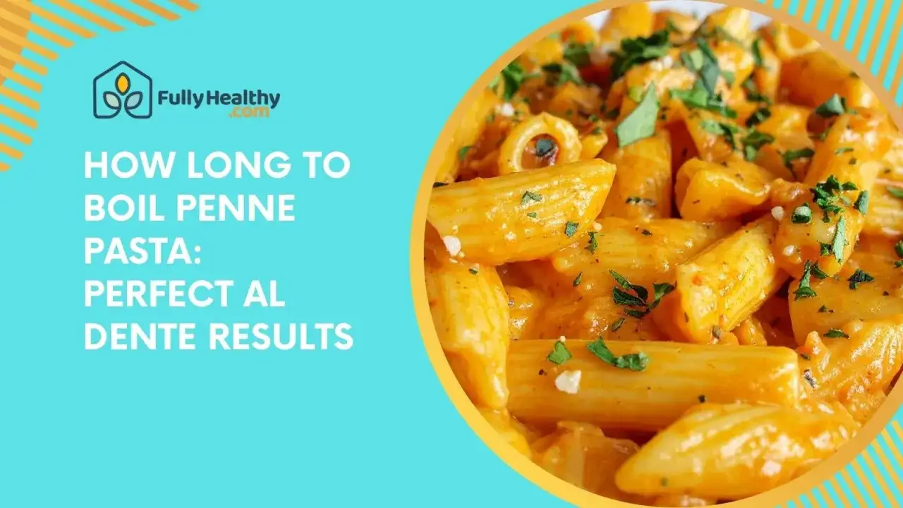 En närbild på krämig penne pasta med örter. Texten