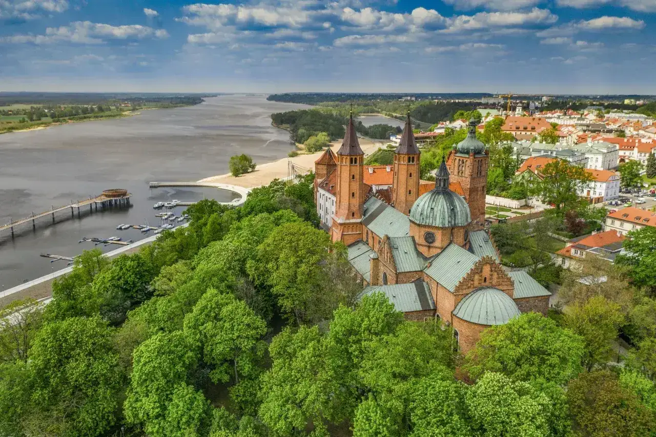 Majestatyczna katedra i bulwar nad Wisłą – piękne atrakcje w Płocku.