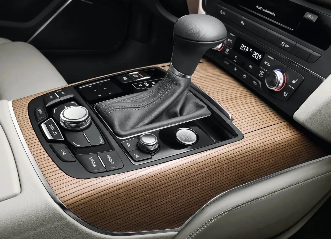 Elegancki środek Audi z drewnianymi wstawkami i dźwignią zmiany biegów multitronic.