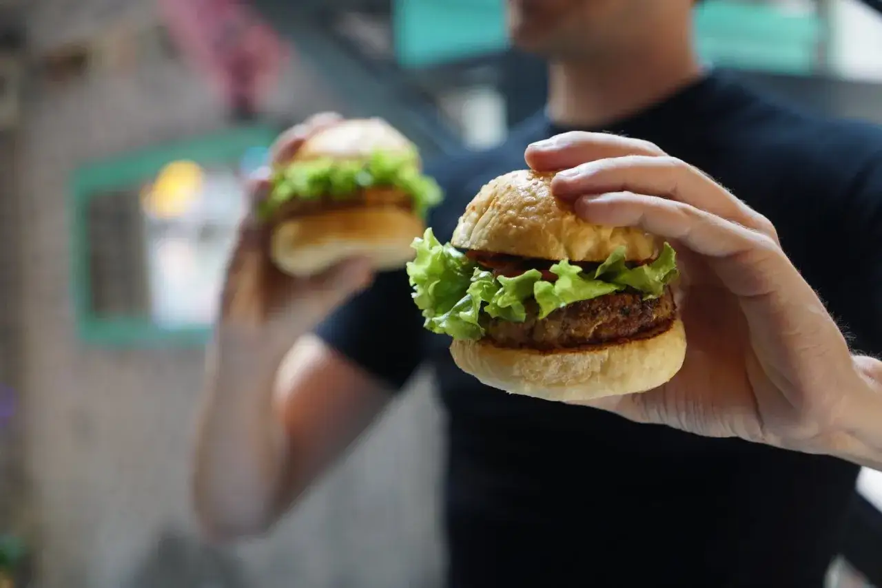 Deux burgers appétissants, prêts à être dégustés. La dalle déf.