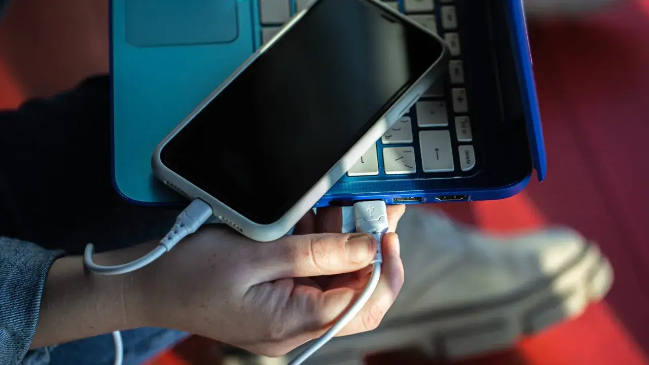telefon podłączony do komputera kablem usb