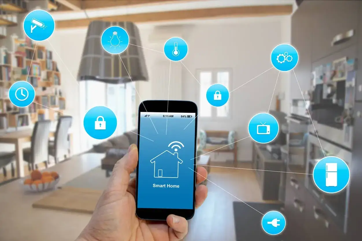 Mano sostiene smartphone con app