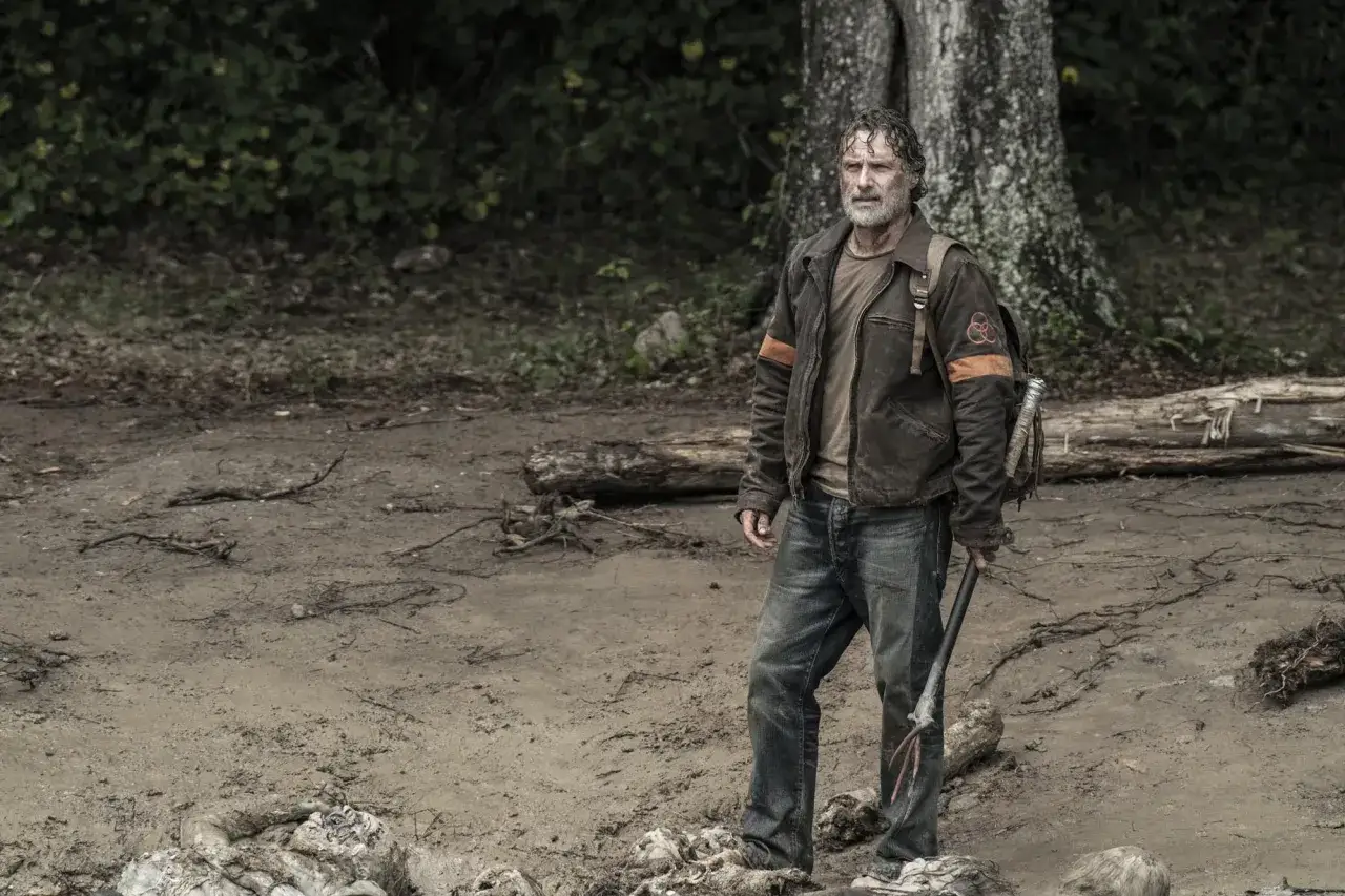Rick Grimes, z widocznym zmęczeniem, stoi na błotnistym brzegu z widłami w ręku. To może być jego ostatnia scena w The Walking Dead.