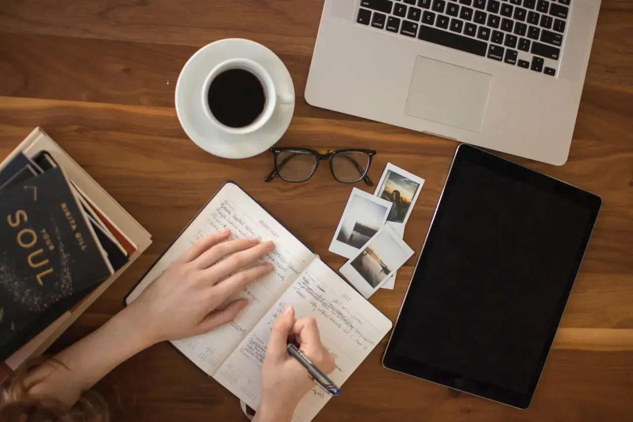 Pisanie content marketingowe, kreatywne pisanie, laptop i notatki