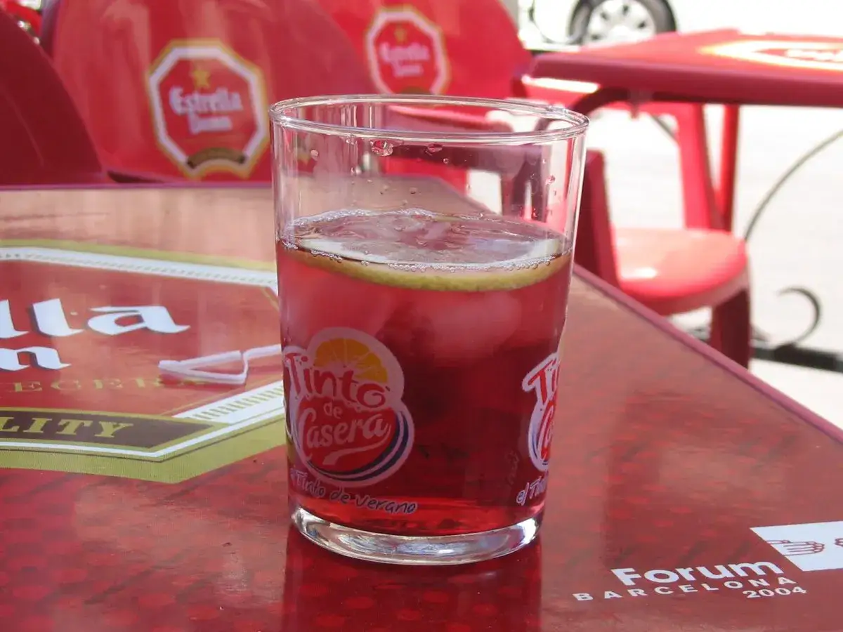 Orzeźwiający Tinto de Verano z cytryną i lodem, idealny na upalny dzień.