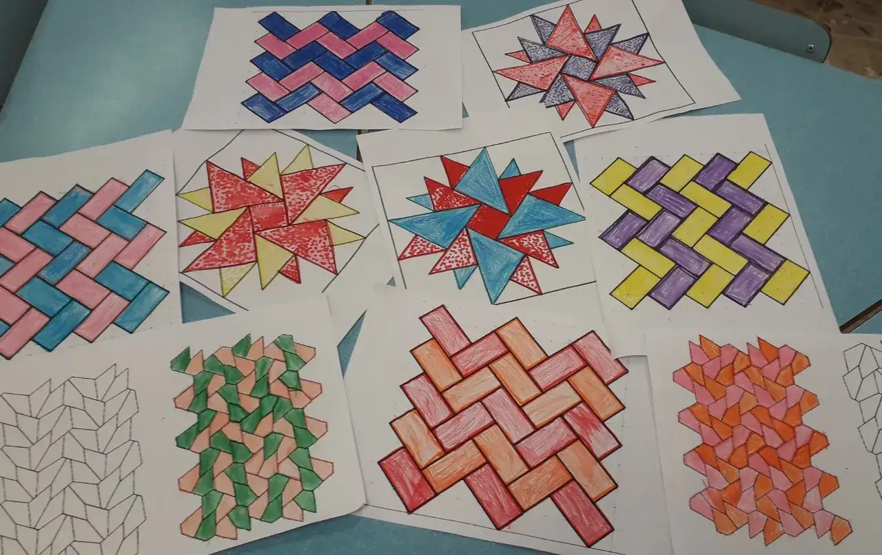 Disegni di tassellazioni colorate e geometriche, realizzati da bambini della scuola primaria.