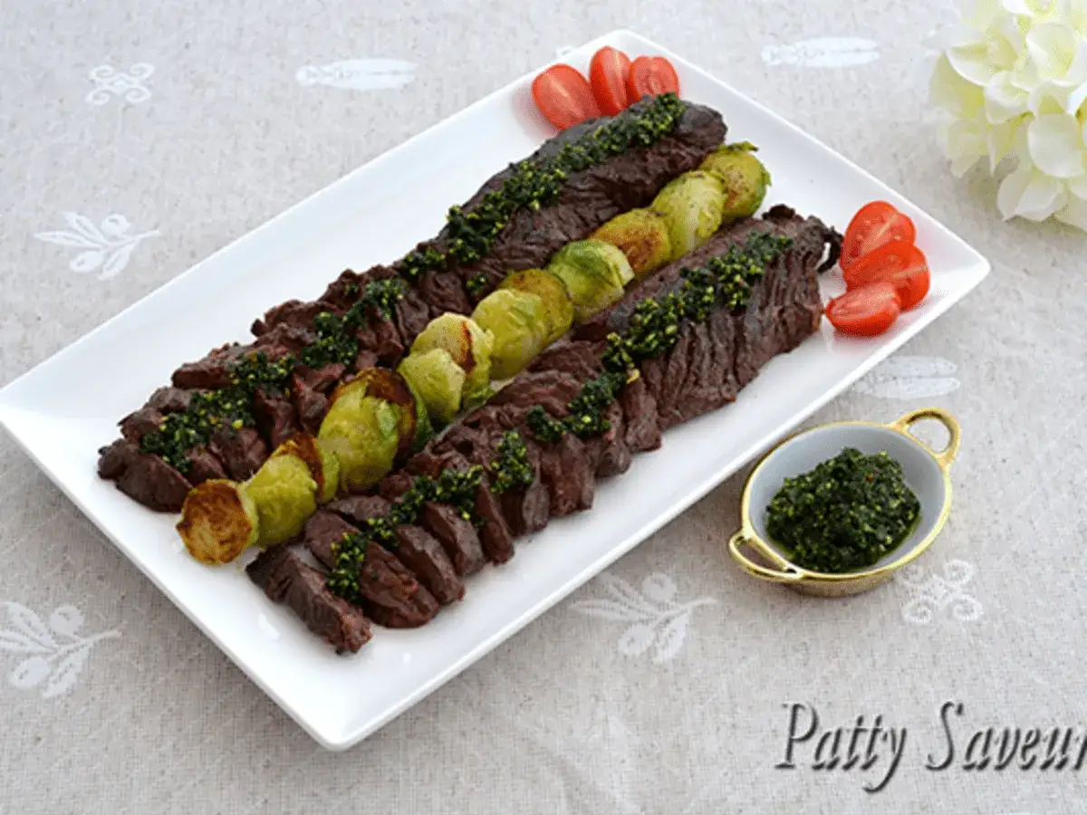 D&eacute;licieuses brochettes de viande grill&eacute;e, garnies de pesto frais et accompagn&eacute;es de choux de Bruxelles r&ocirc;tis. Quelle viande avec du pesto, un plat savoureux !