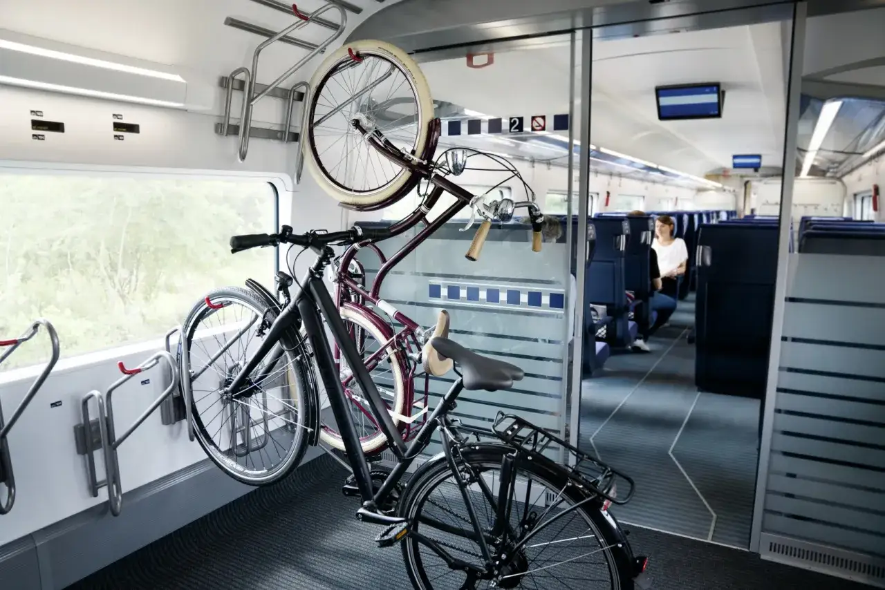 Zwei Fahrr&auml;der h&auml;ngen sicher im Zug. Die Fahrradmitnahme DB kostenlos macht Reisen mit dem Rad einfach.