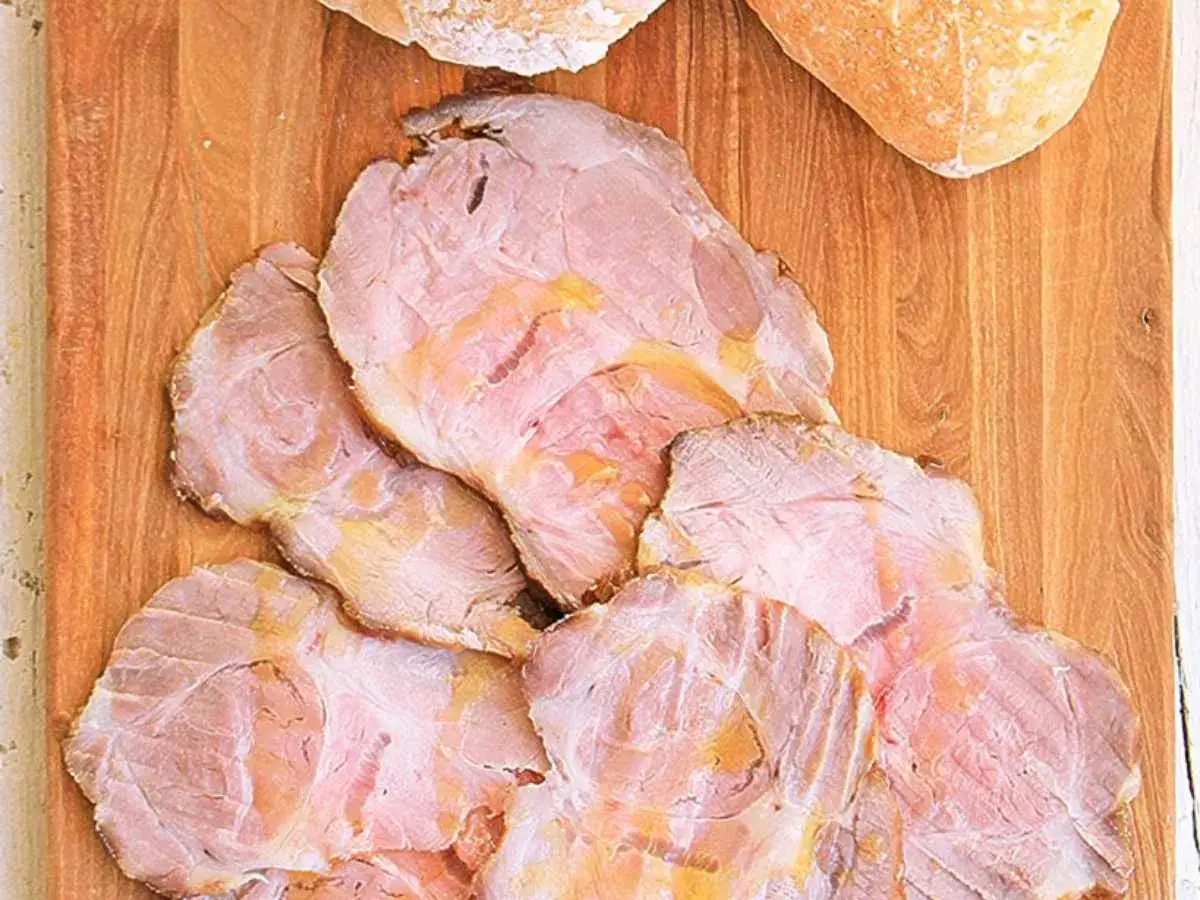 Lonchas de carne mechada jugosa, listas para una deliciosa receta.