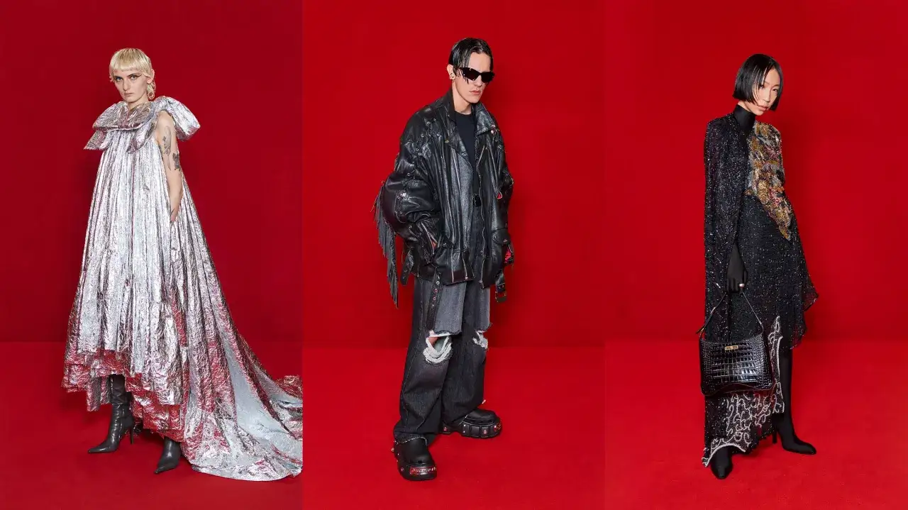 Modelli con abiti audaci su sfondo rosso. Uno indossa un abito argentato, un altro una giacca di pelle e jeans strappati, il terzo un abito nero scintillante. La moda Balenciaga di dove è?