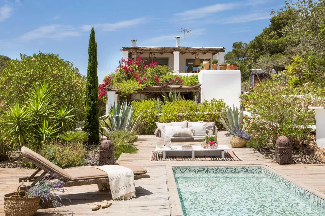 Un oasis mediterráneo listo para disfrutar. La idea de construir piscina aquí se hizo realidad, creando un espacio perfecto para relajarse.