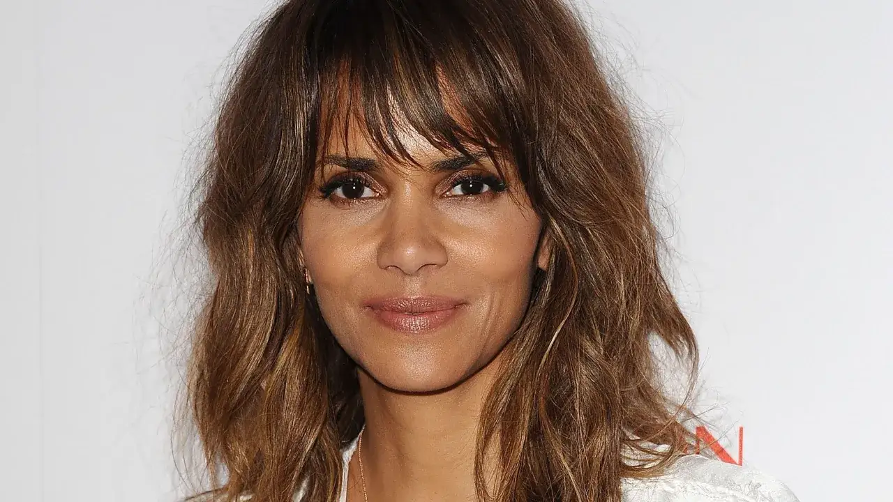 Halle Berry luce un favorecedor shaggy corte con mechones castaños y un maquillaje sutil.