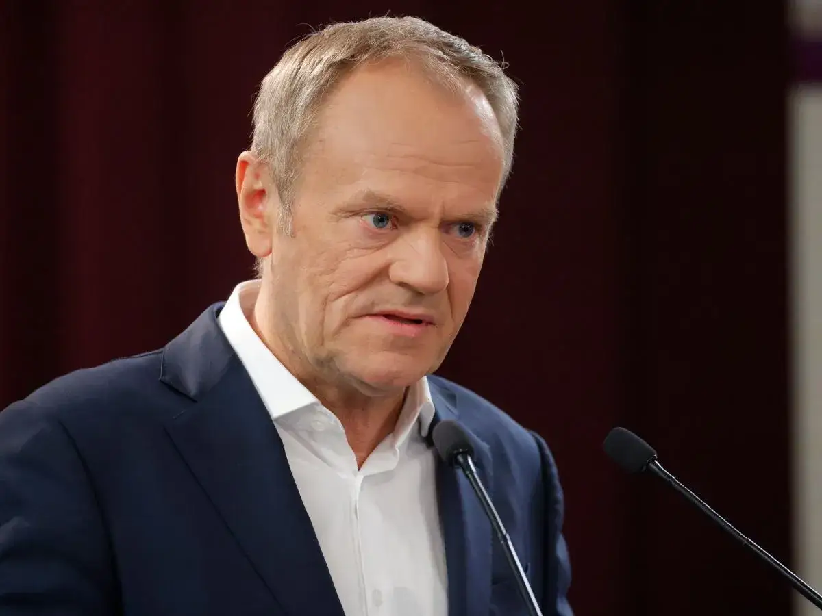 Donald Tusk przemawia. Czy matka Tuska była Niemką? To pytanie, które nurtuje wielu.