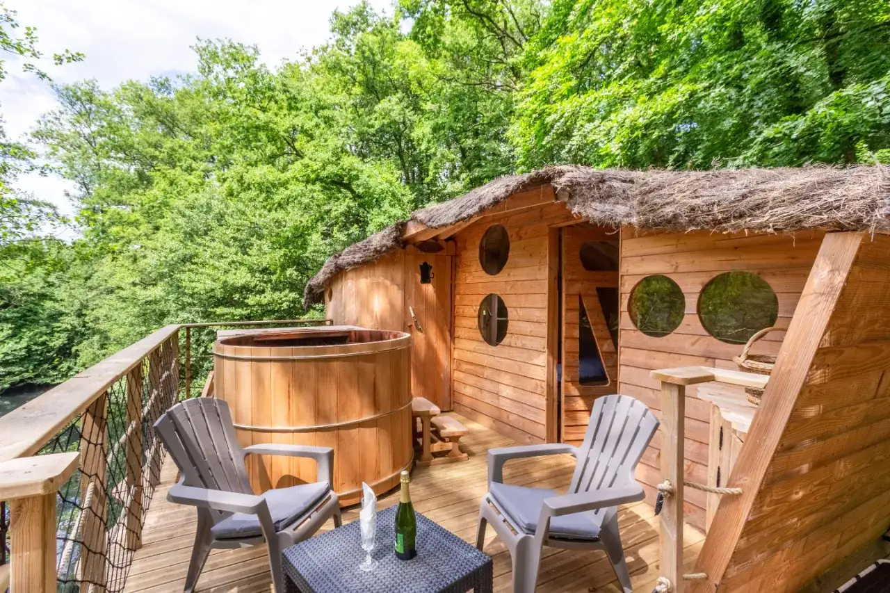 Détendez-vous dans cette cabane dans les arbres au Pays de la Loire, avec son bain nordique et sa vue imprenable sur la nature.