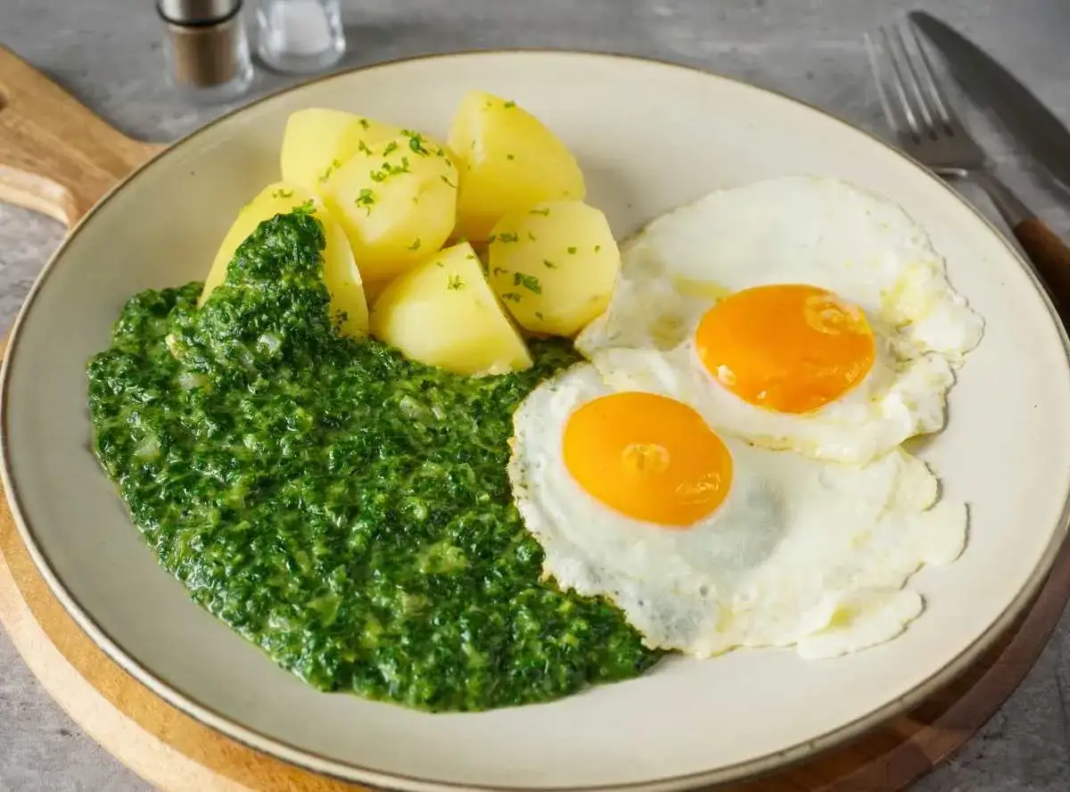 Klassisches Spinat-Rezept: Cremiger Spinat mit Salzkartoffeln und zwei Spiegeleiern. Ein einfaches, aber köstliches Gericht.