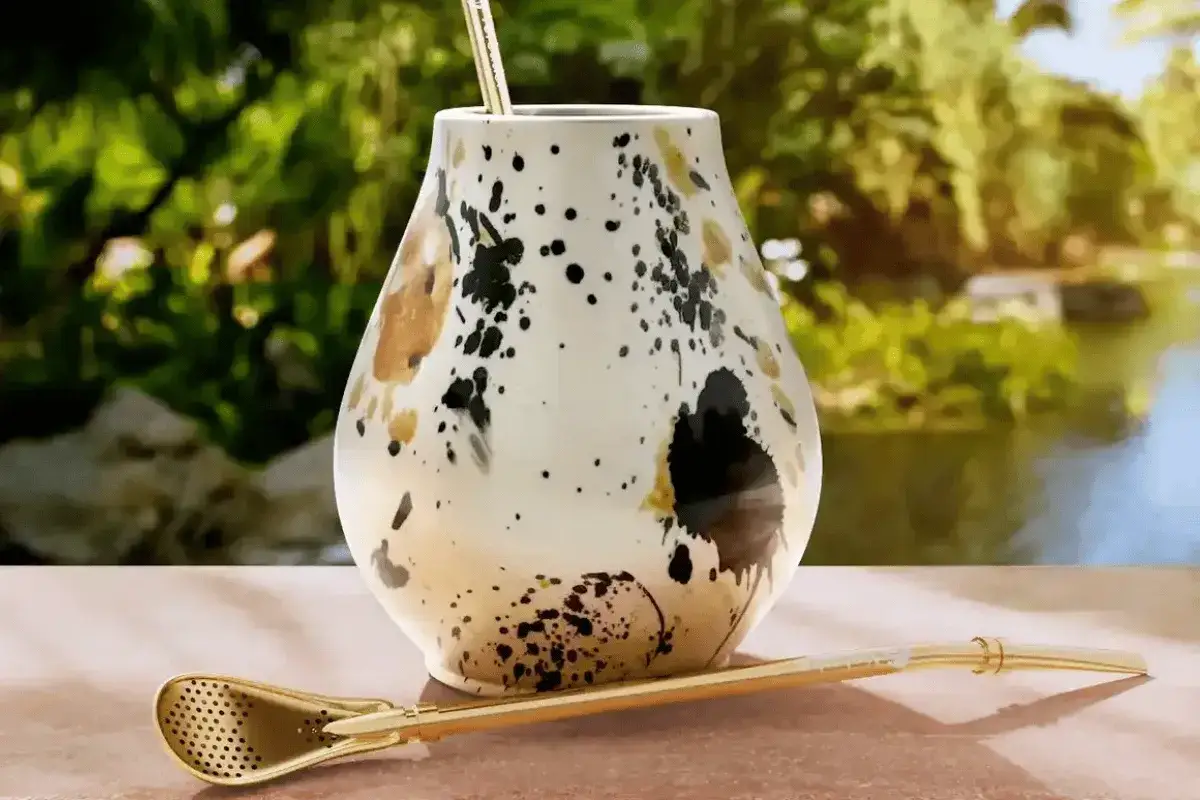 Naczynie do yerba mate z bombillą. Choć yerba mate ma wiele zalet, warto pamiętać o jej negatywnych właściwościach, jak np. pobudzenie.