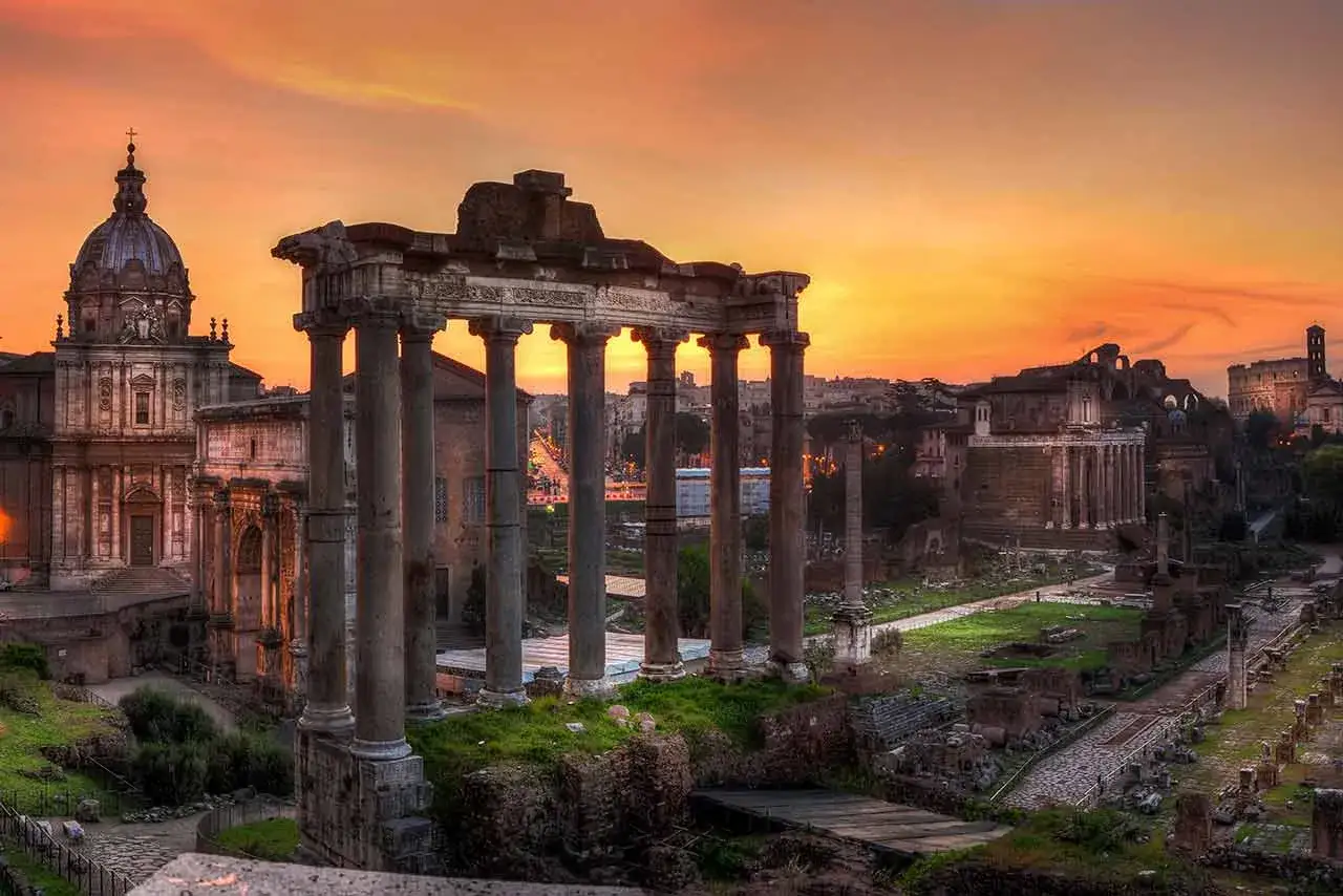 Antico Foro Romano al tramonto, un luogo imperdibile tra le cose da fare a Roma.