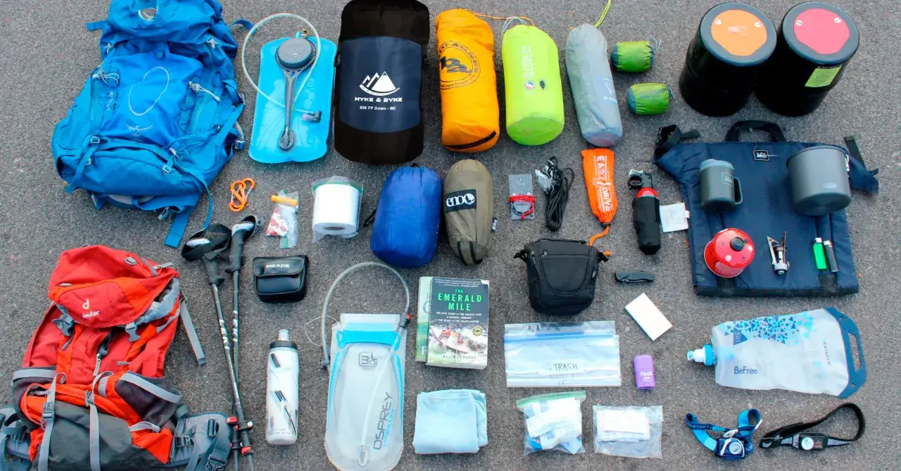 Packlista vandring: Ryggsäckar, sovsäckar, liggunderlag, kök, vattenfilter, vandringsstavar och diverse småsaker för en lyckad tur.