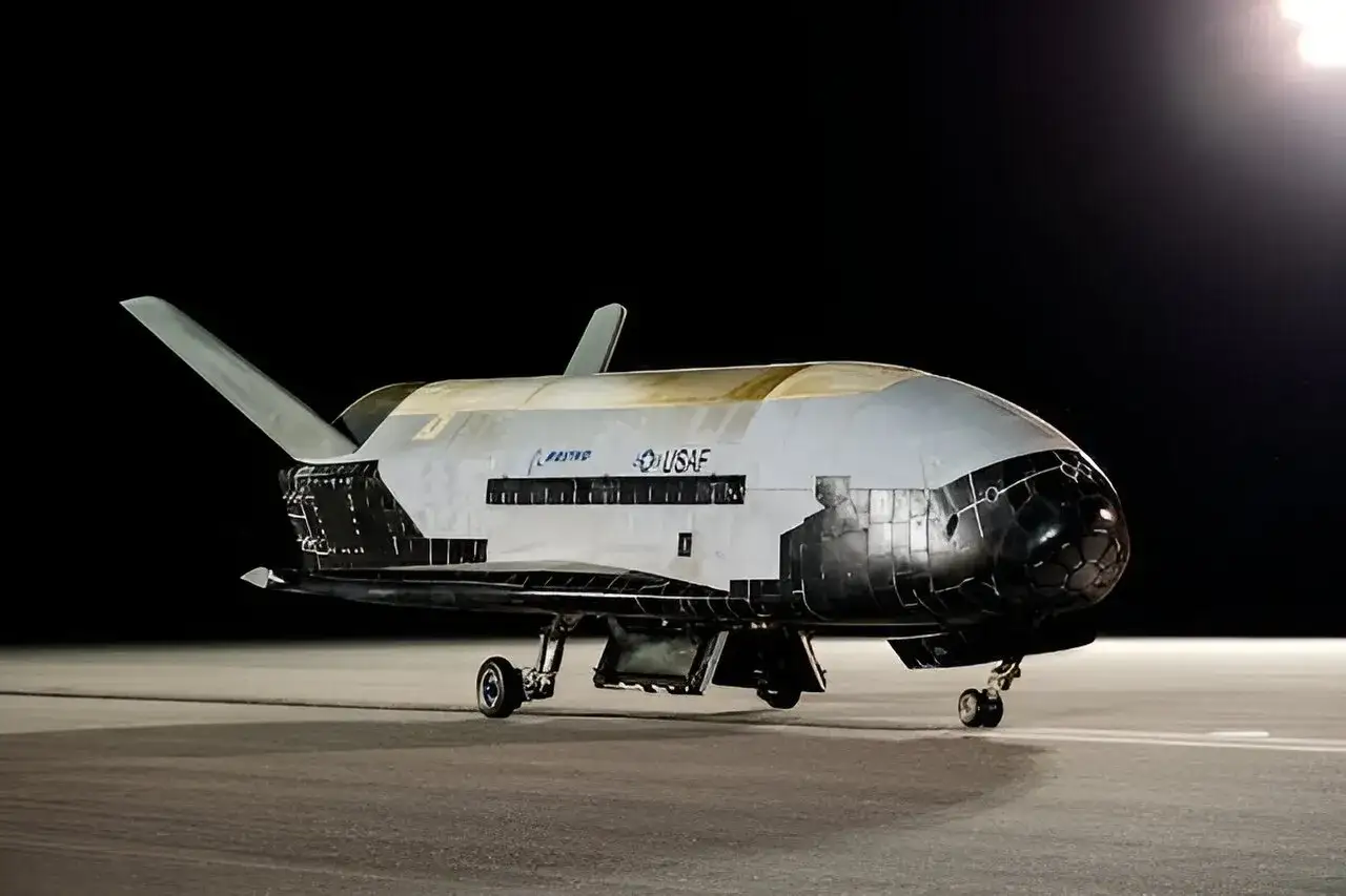 Boeing X-37B rymdfarkost, en dr&ouml;mjaktare redo f&ouml;r uppdrag.