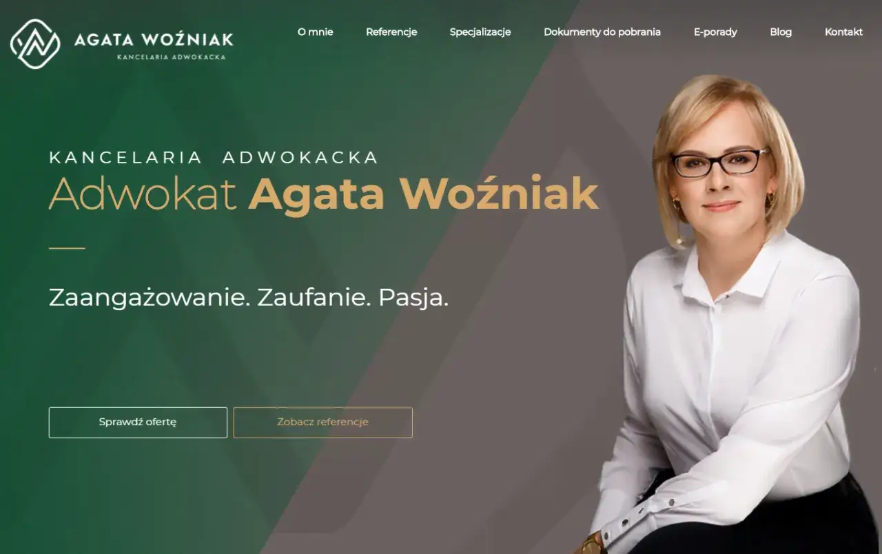 Portret kobiety w okularach, ubranej w białą koszulę, na tle strony kancelarii adwokackiej.