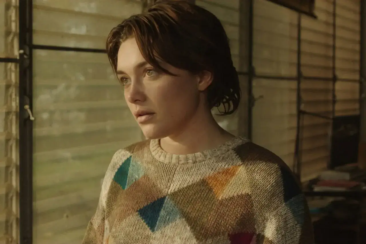 Florence Pugh w swetrze w romby, w kadrze z jednego z jej filmów.