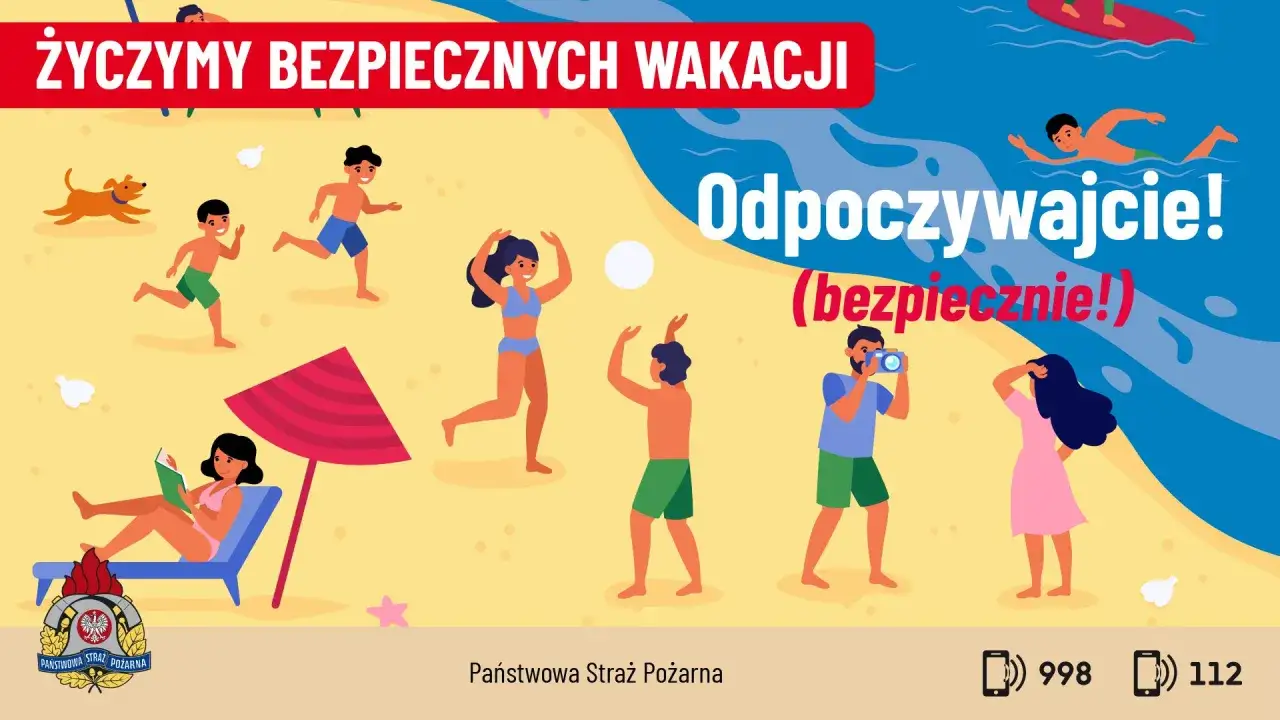 Ludzie bawią się na plaży i w wodzie, ciesząc się wakacjami. Pamiętaj o zasadach, by Twoje wakacje były bezpieczne!