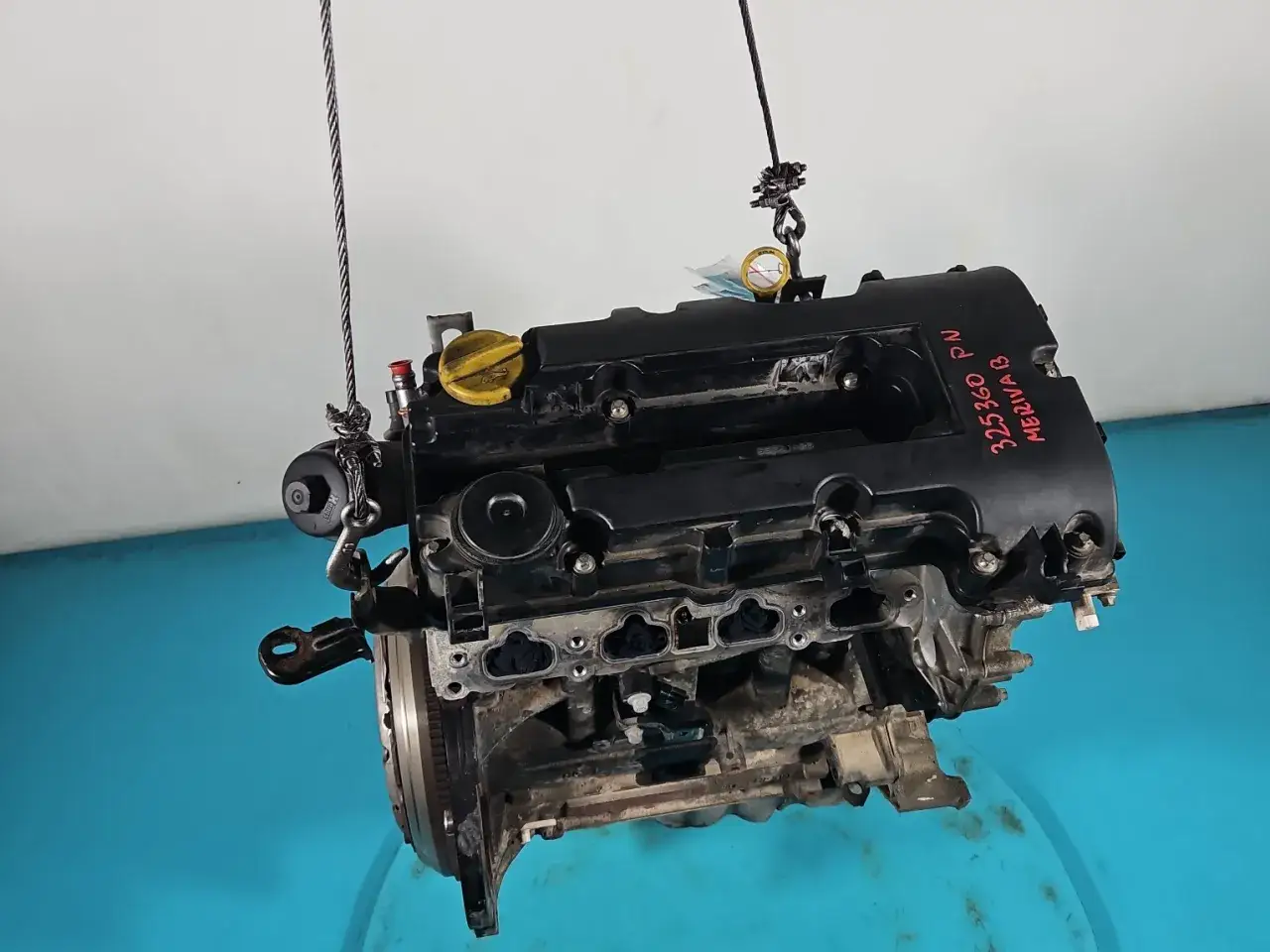 Silnik Opel Meriva B 1.4 Turbo, oznaczony numerem 325360 PN, zawieszony na haku.