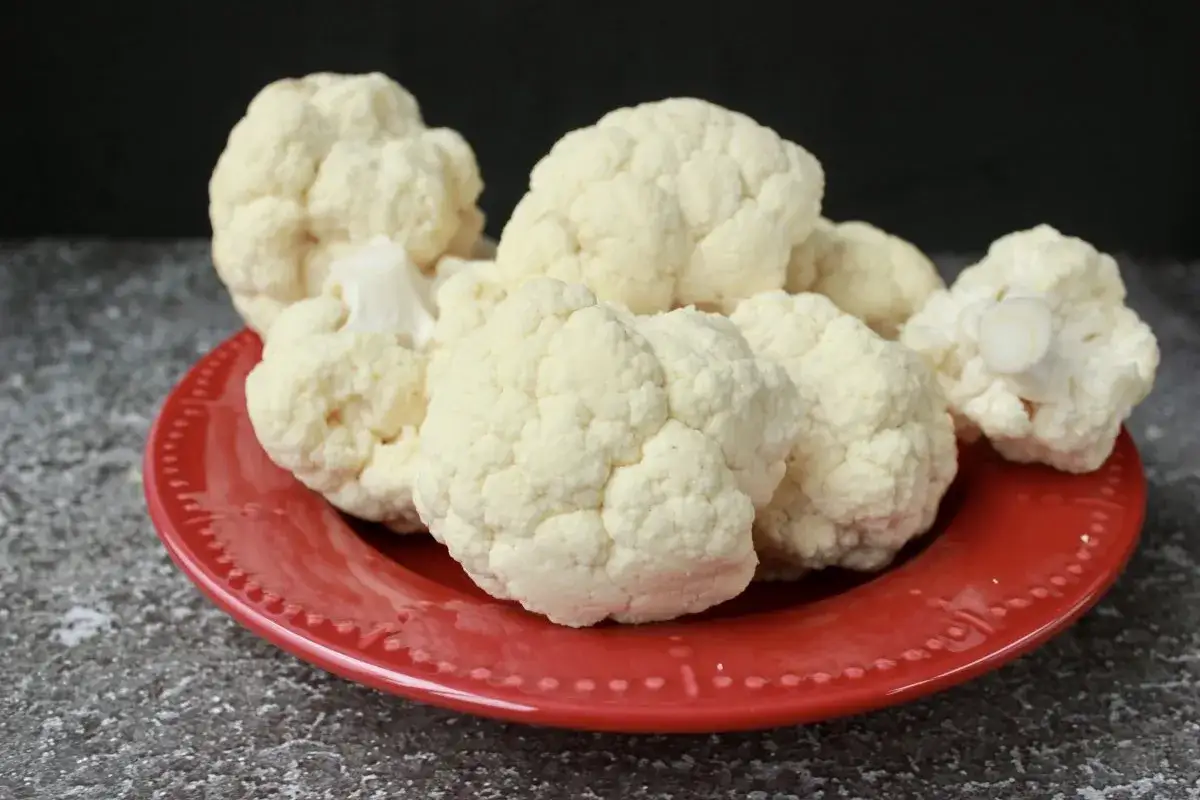 Cogollos de coliflor listos para cocinar. El tiempo de cocci&oacute;n de la coliflor es clave para una textura perfecta.