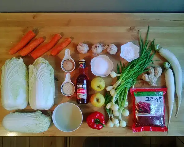 składniki do kimchi na stole