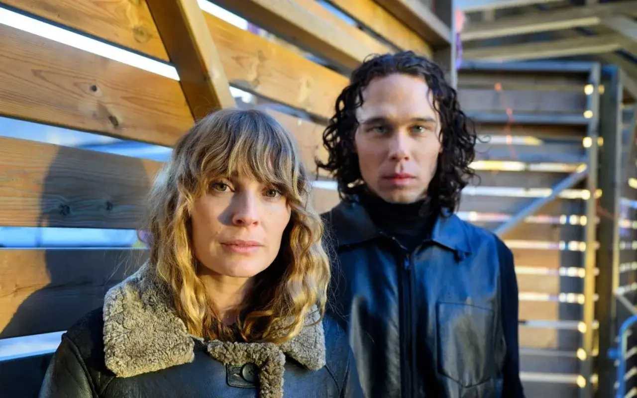 Tv&aring; sk&aring;despelare fr&aring;n rollistan i Knutby (tv-serie) poserar framf&ouml;r en tr&auml;v&auml;gg.