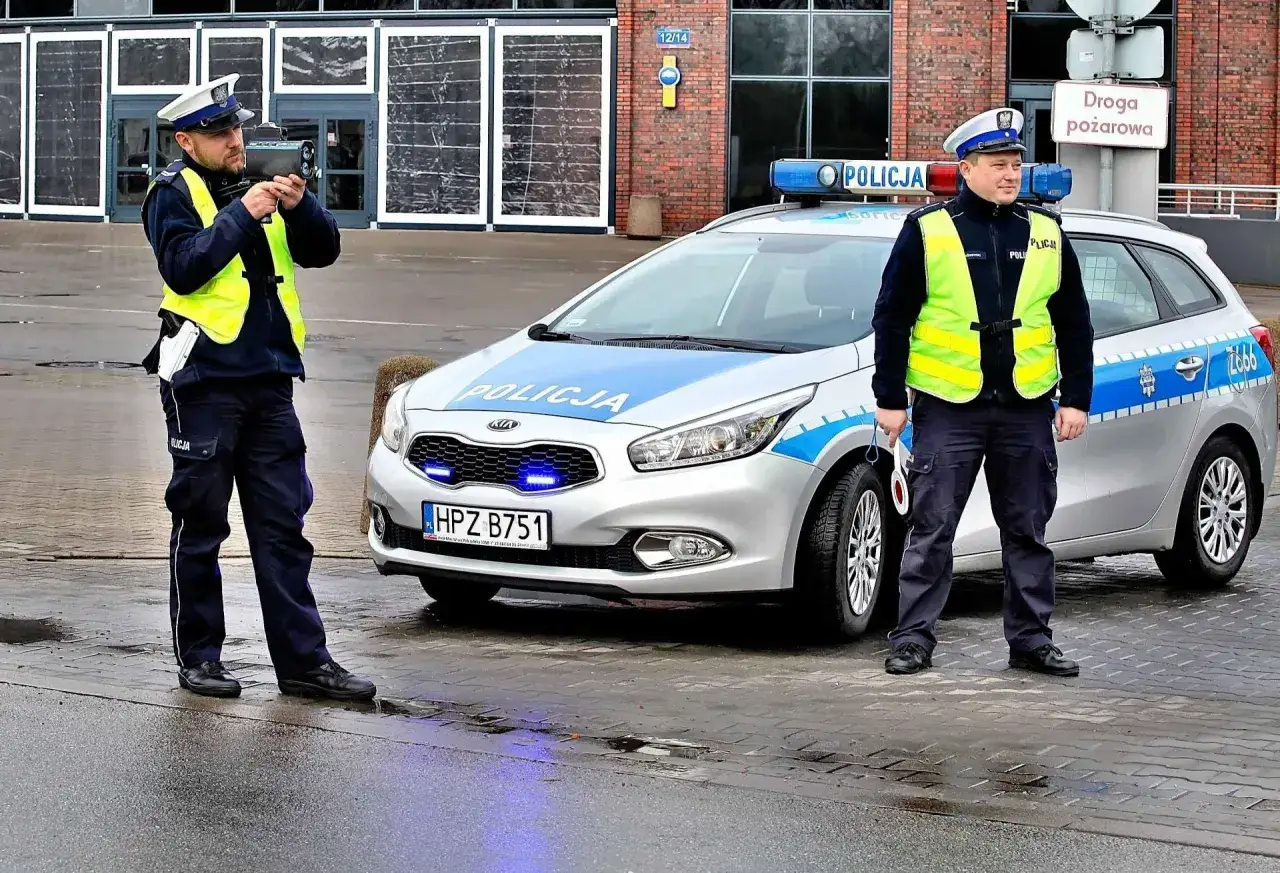 Policjanci z radarem mierzą prędkość. Kierowca przekroczył prędkość o 30 w terenie zabudowanym, teraz czeka go mandat.
