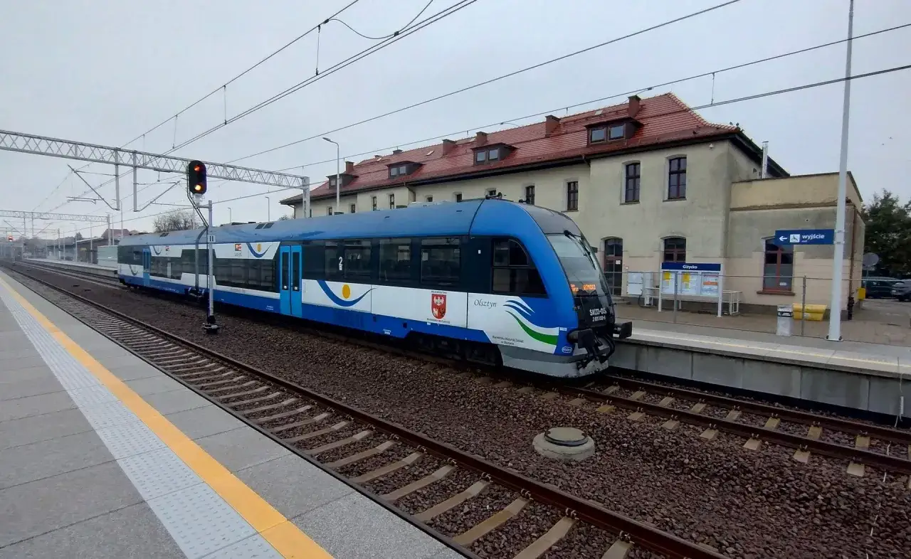 Pociąg na stacji. Czy to właśnie dlatego Koalicja Obywatelska forsuje zmiany w funduszu kolejowym kosztem dróg?