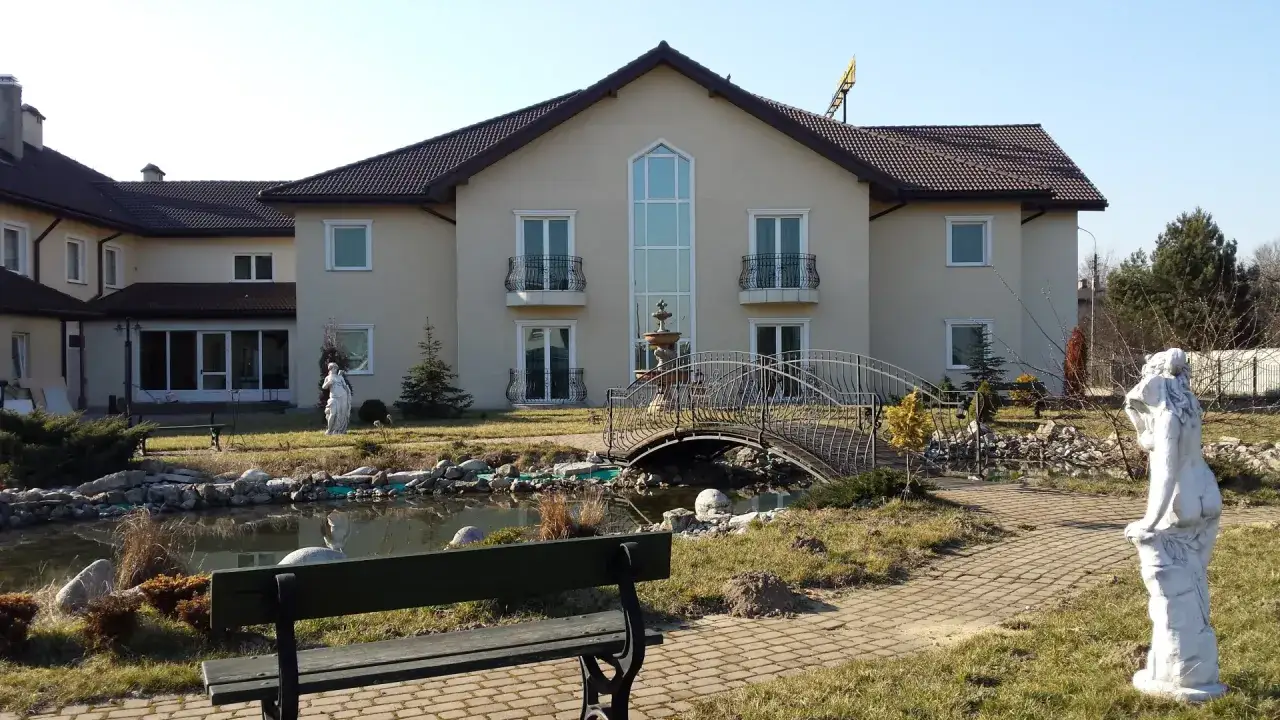 Dom opieki Villa Bona Tychy fasada budynek z ogrodem
