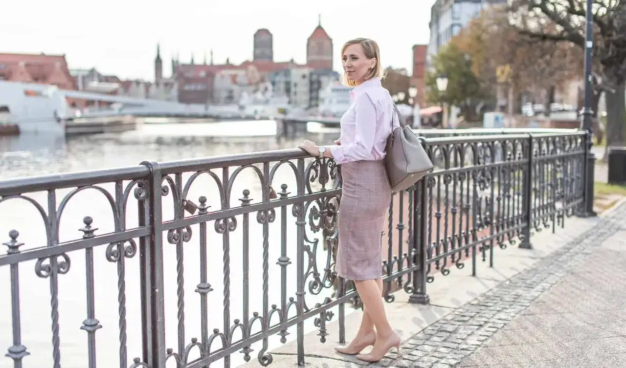 Ołówkowa spódnica w kratę stylizacje biurowe