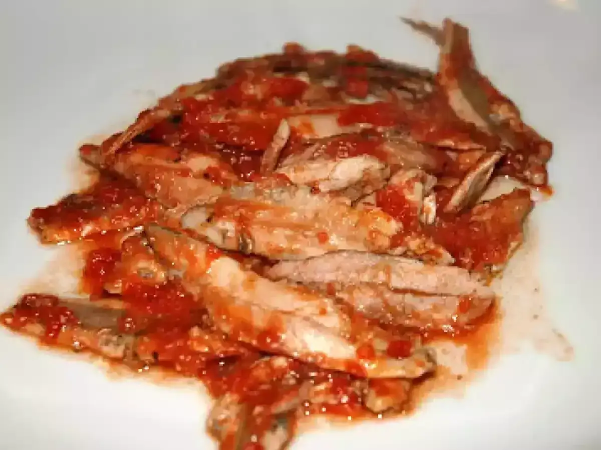 Acciughe in salsa di pomodoro, un saporito bagnun di acciughe pronto per essere gustato.