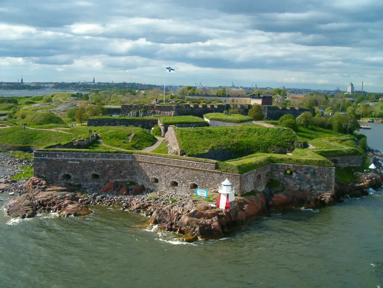 Twierdza Suomenlinna, latarnia morska i panorama Helsinek. Czy warto odwiedzić to historyczne miejsce? Zdecydowanie tak!