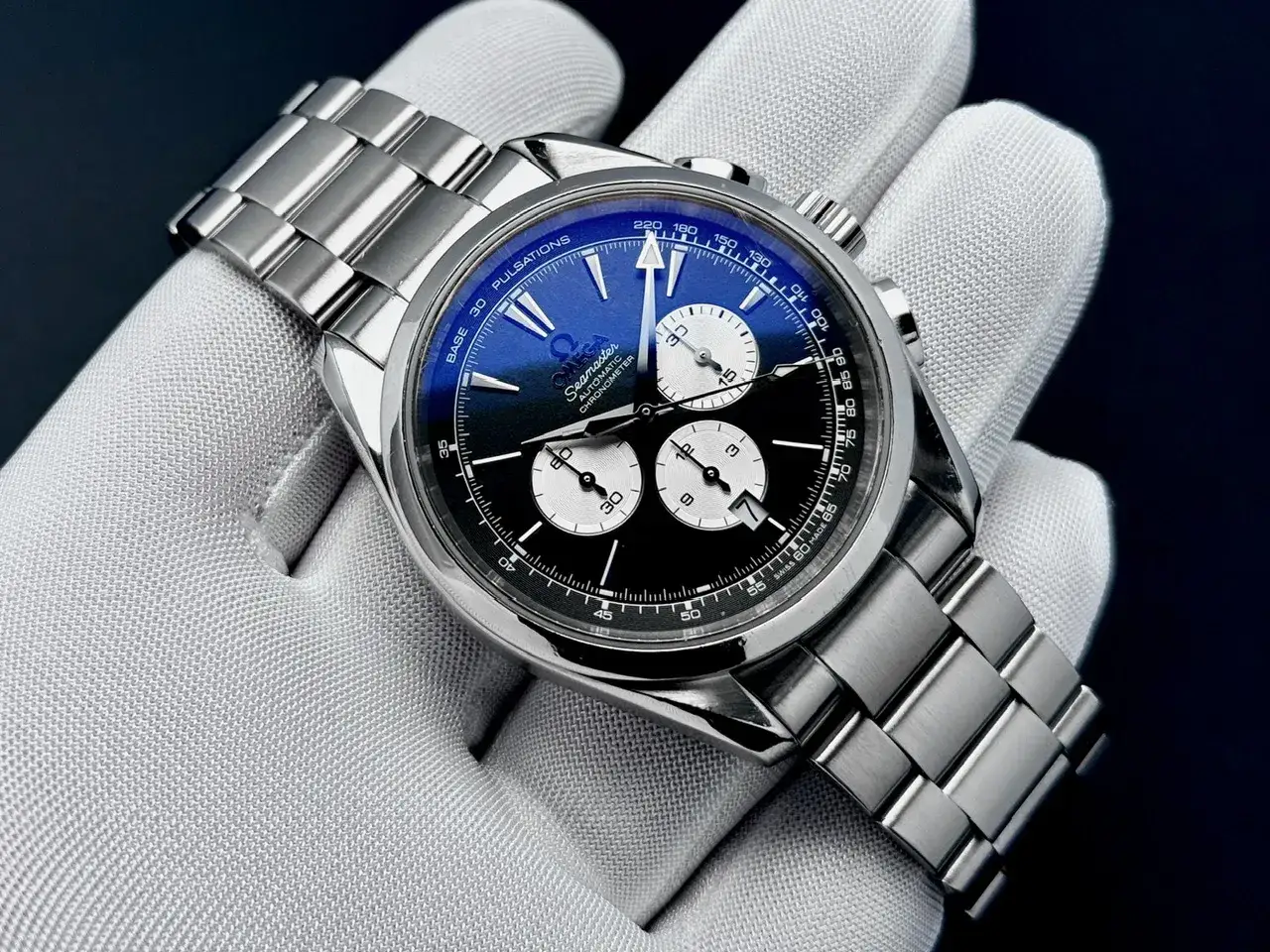 mechanizm Omega Co-Axial z bliska