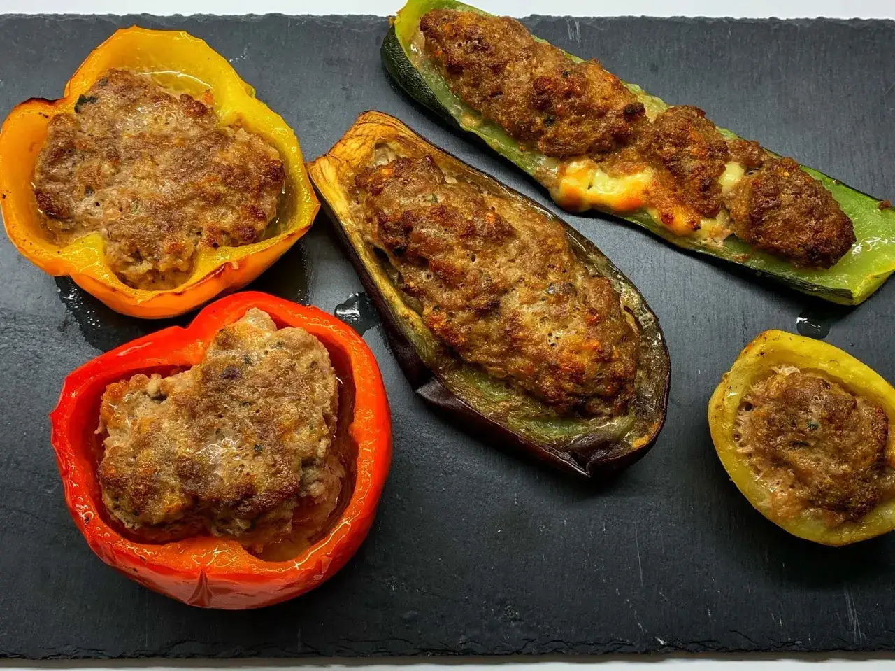 Verdure ripiene di carne al forno: peperoni, melanzane e zucchine farcite con un gustoso ripieno di carne macinata, cotte alla perfezione.