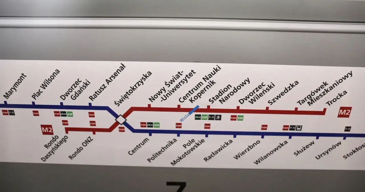 Schemat linii metra M2 z zaznaczonymi stacjami, przesiadkami na tramwaje i SKM.