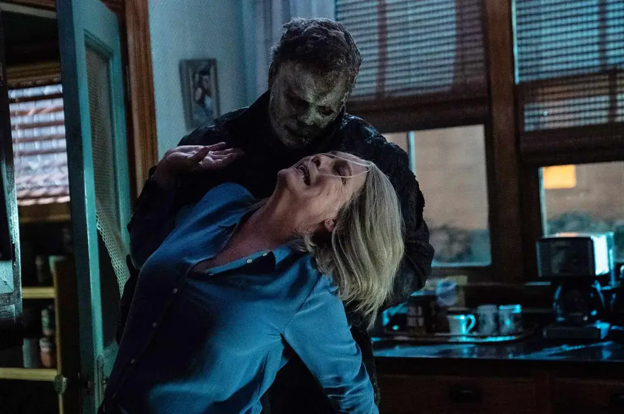Michael Myers atakuje Laurie w kuchni. To przerażający moment z halloween final.