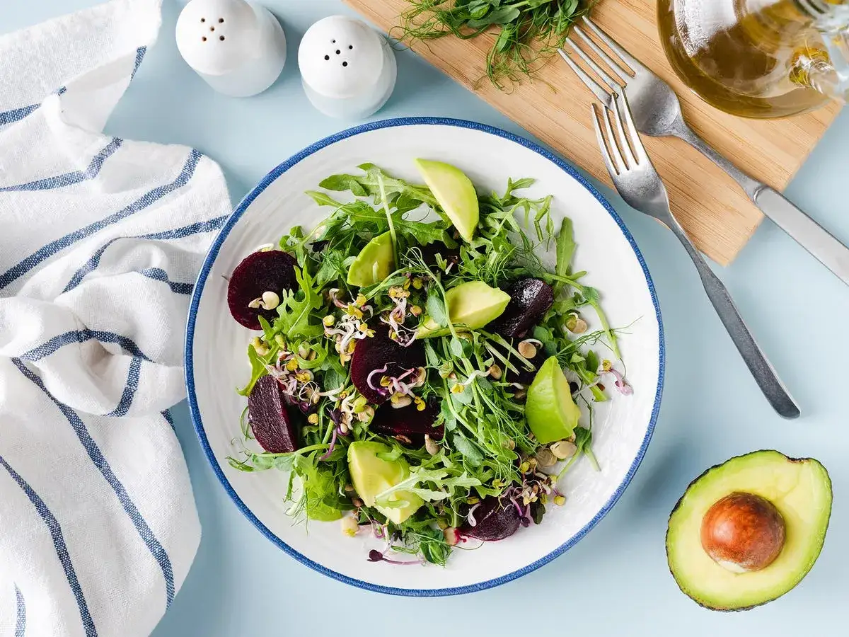 Ensaladas de invierno vibrantes con remolacha, aguacate y brotes. Un plato fresco y nutritivo para días fríos.