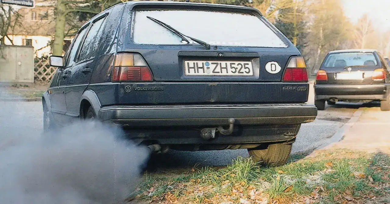 Ciemny dym z rury wydechowej Volkswagena Golfa GTD. To jeden z objawów przedmuchów w silniku diesla.