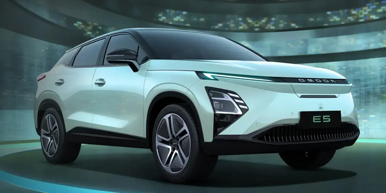 Nowoczesne chińskie samochody elektryczne OMODA E5 prezentują futurystyczny design.