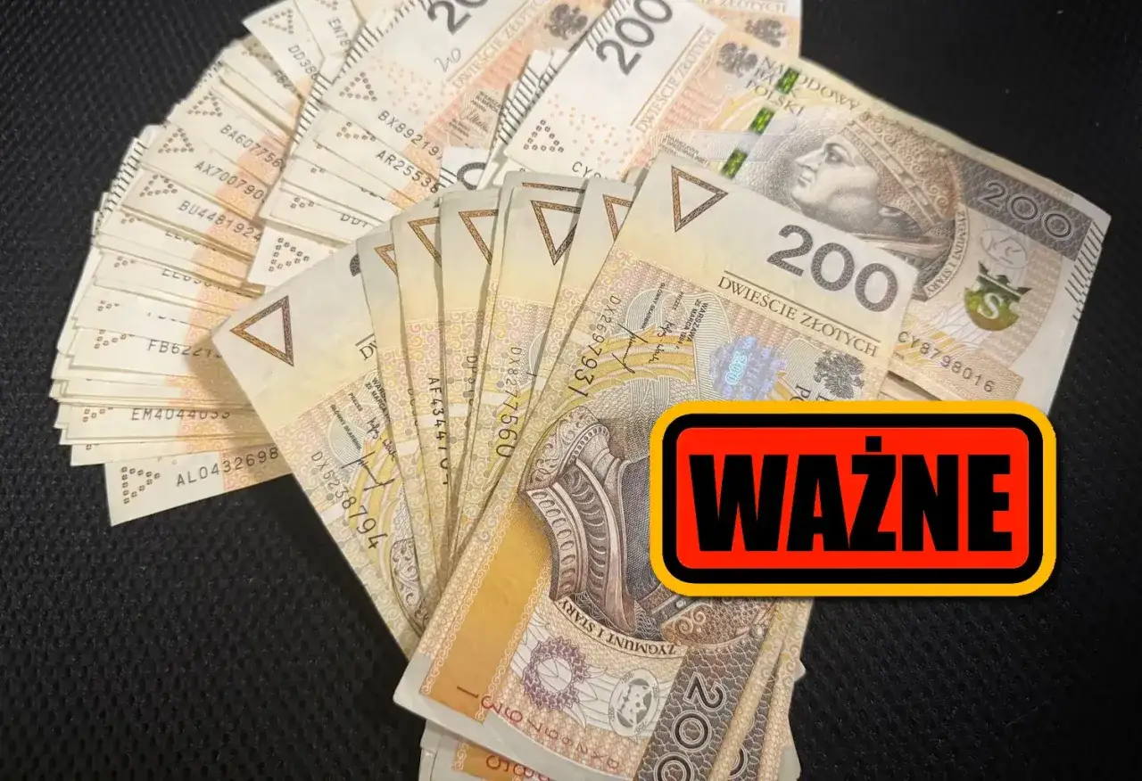 Stos pieniędzy, symbolizujący wcześniejszą spłatę kredytu hipotecznego a urząd skarbowy. Napis 
