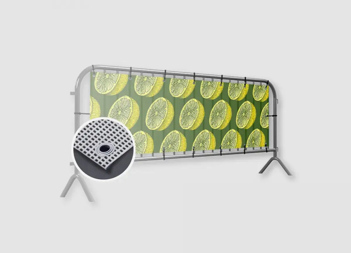 Baner z motywem cytryn na zielonym tle, wykonany z wytrzymałego mesh materiału. Widoczny zbliżenie na strukturę materiału.
