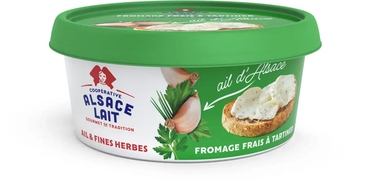 Fromage frais à tartiner Ail & Fines Herbes d'Alsace, présenté dans un pot vert avec des gousses d'ail et des herbes fraîches. Une tartine garnie de ce fromage est visible.