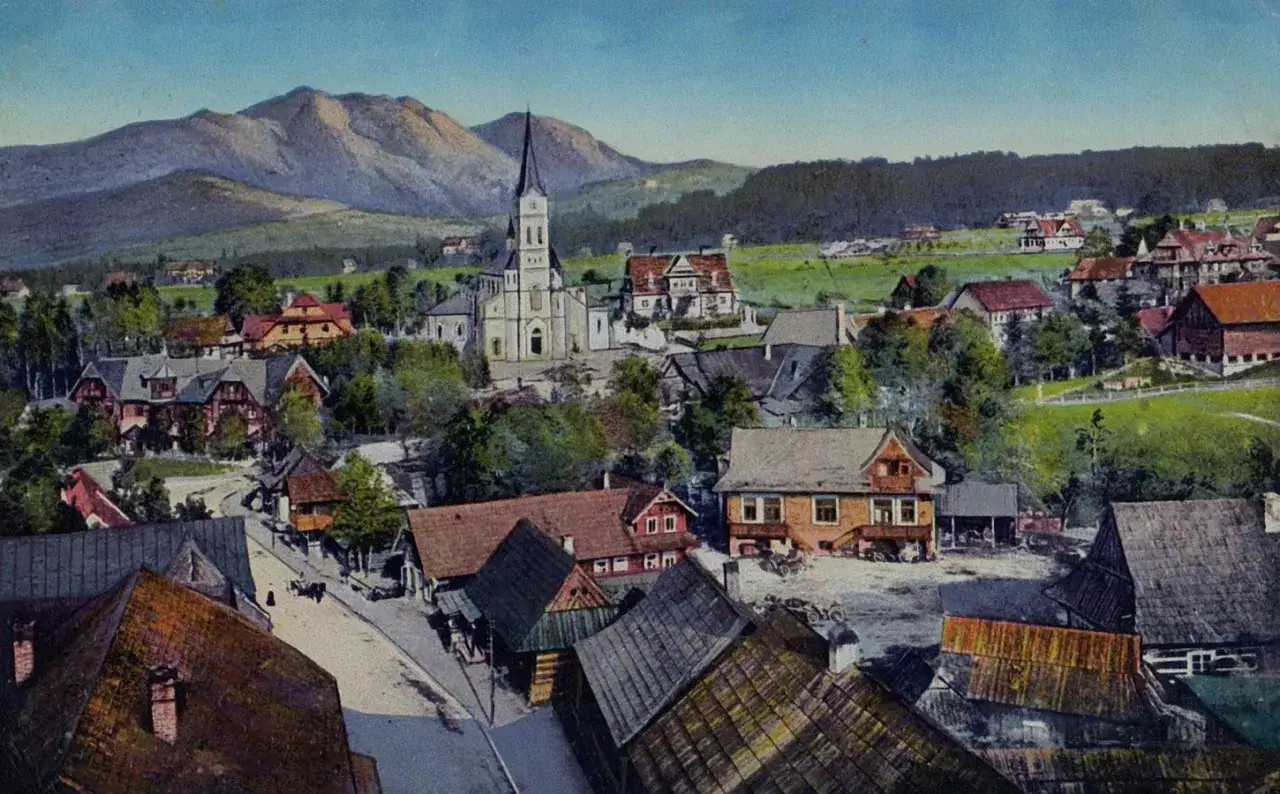 Widok na kościół i zabudowania w Poroninie, z górami w tle. Jakby wiersz o tym miejscu.