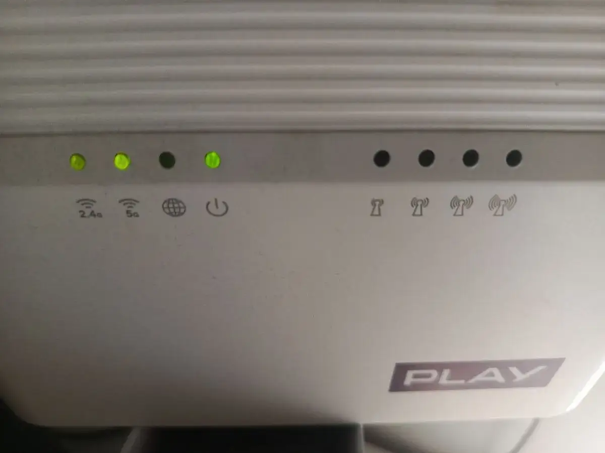 Router PLAY z migającą diodą, sygnalizującą awarię internetu. Brak połączenia z siecią.